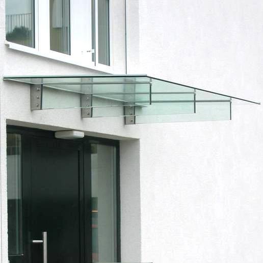Glas Vordach, wobei selbst die Tragkonstruktion aus Glas ist.