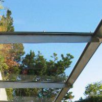 Glas: Transparentes durchsichtiges Glas mit blauem Himmel klein. 